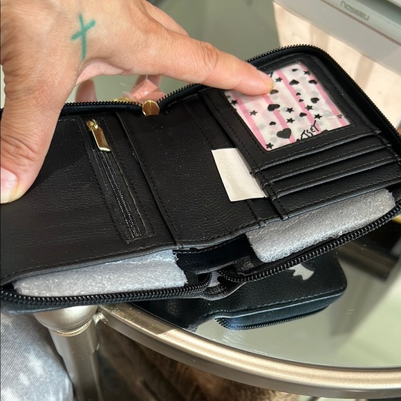 Luv Betsy by BETSEY JOHNSON BLACK CAT WALLET WITH LIP CHARM - Picture 4 of 5